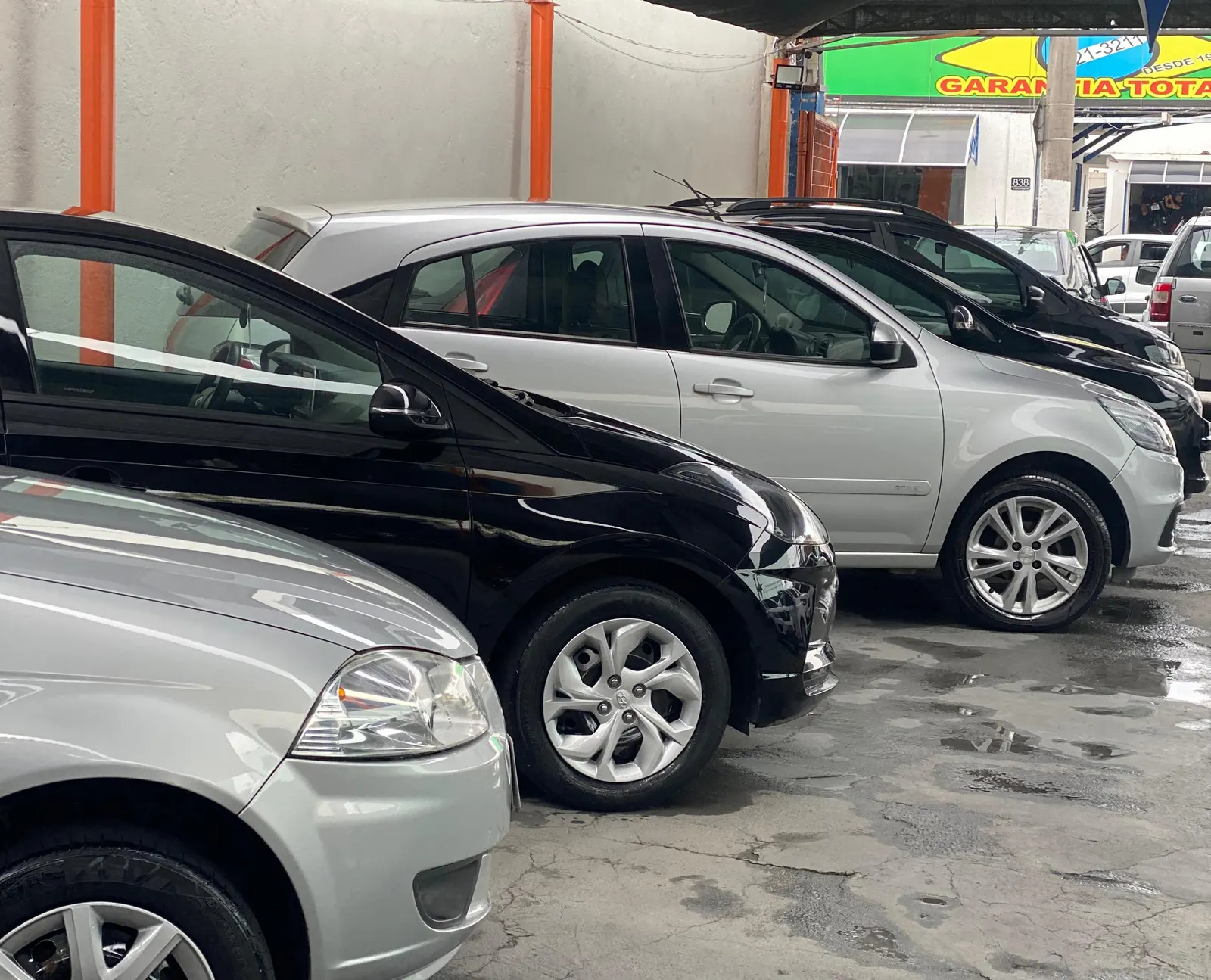 Carros seminovos lado a lado no pátio coberto da Felt Motors
